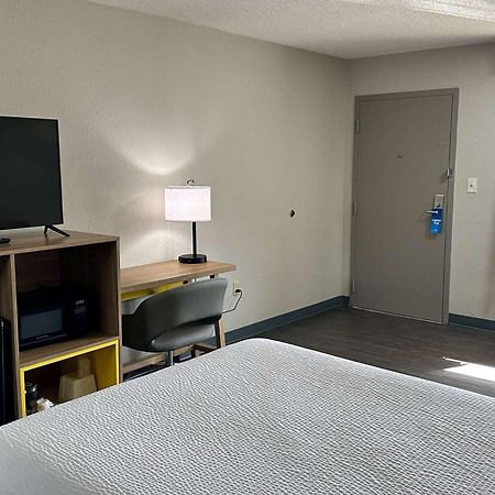 Days Inn By Wyndham Columbia Ne Fort Jackson Exterior photo