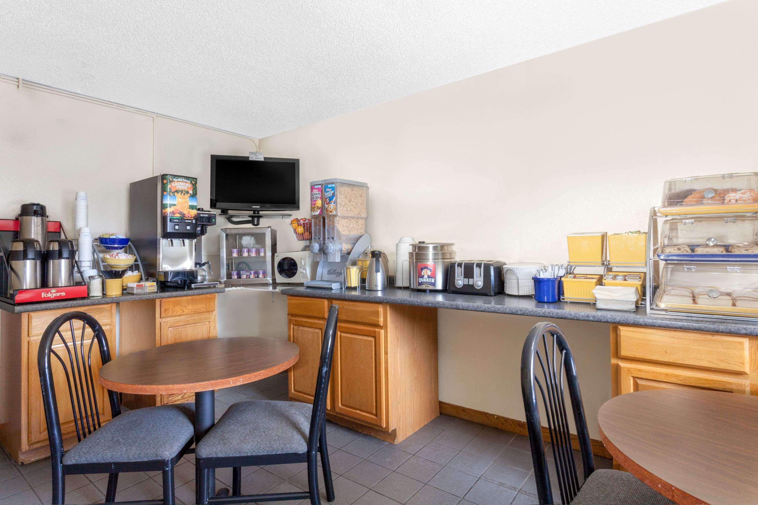 Days Inn By Wyndham Columbia Ne Fort Jackson Exterior photo