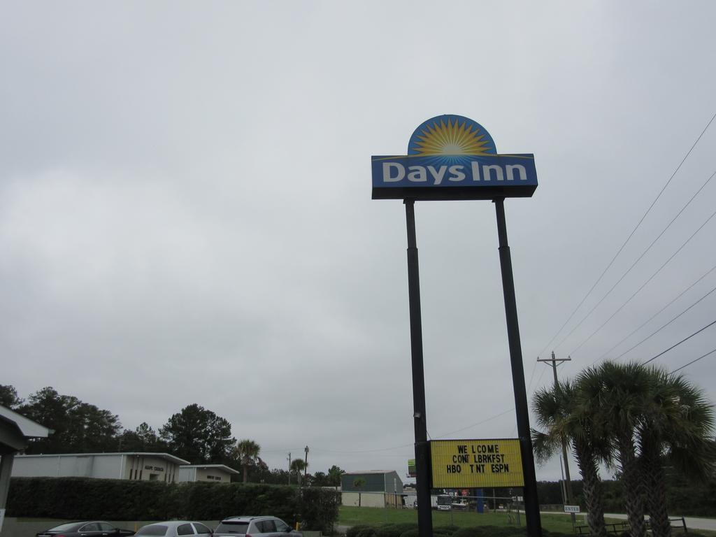 Days Inn By Wyndham Columbia Ne Fort Jackson Exterior photo
