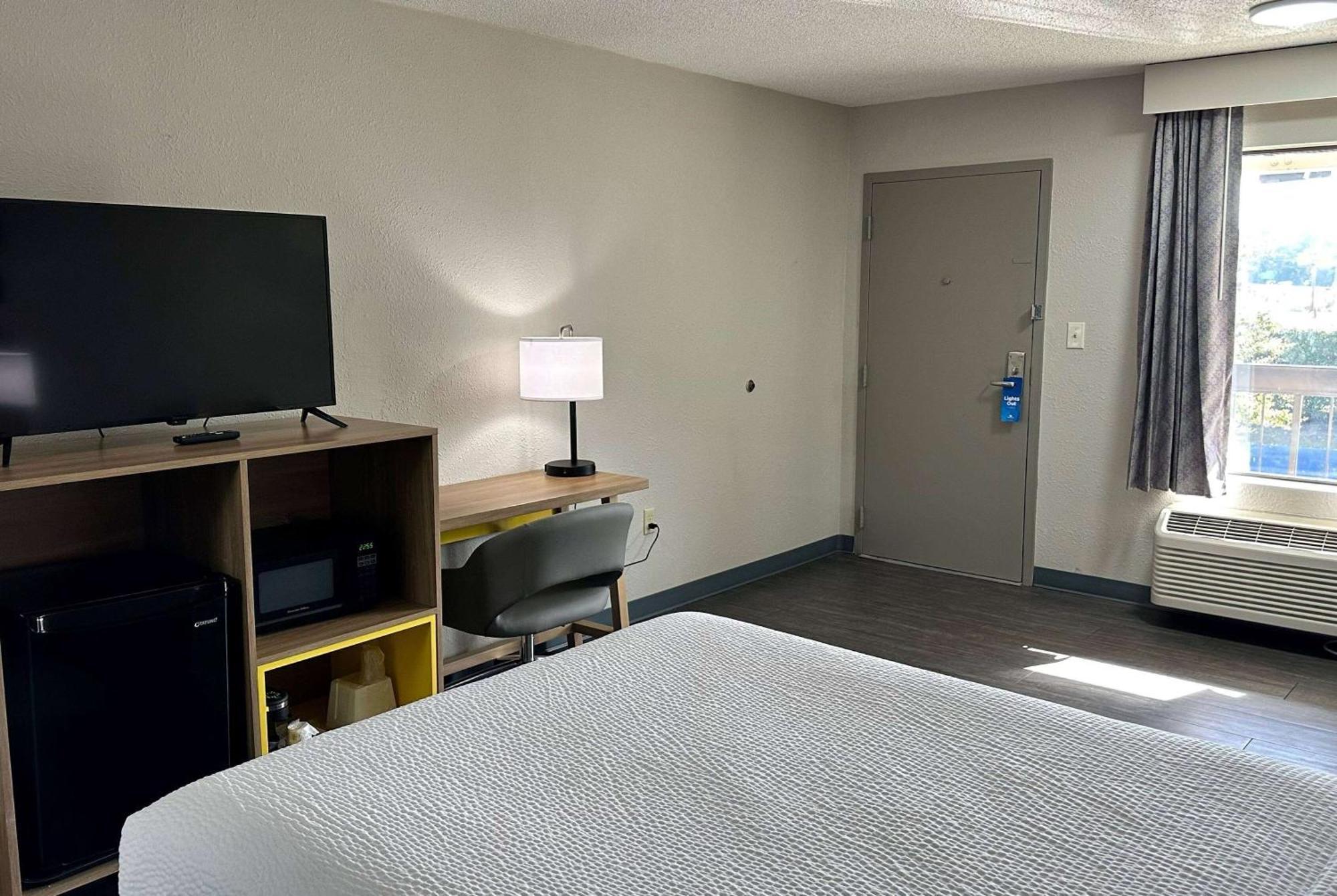 Days Inn By Wyndham Columbia Ne Fort Jackson Exterior photo