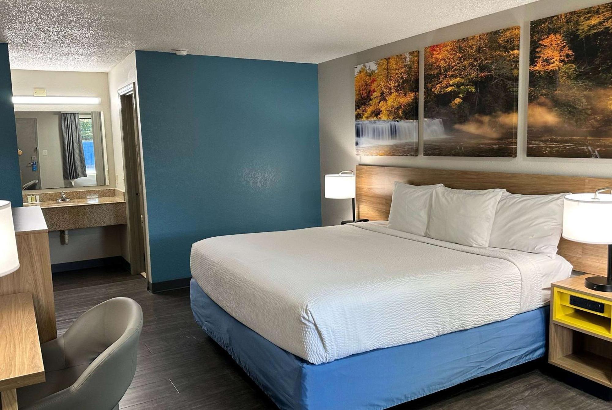 Days Inn By Wyndham Columbia Ne Fort Jackson Exterior photo
