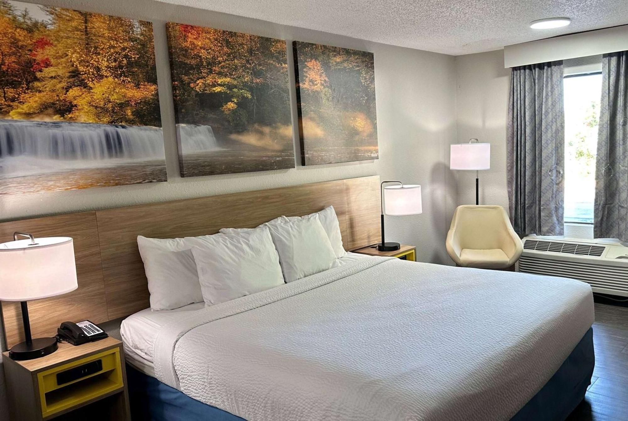 Days Inn By Wyndham Columbia Ne Fort Jackson Exterior photo
