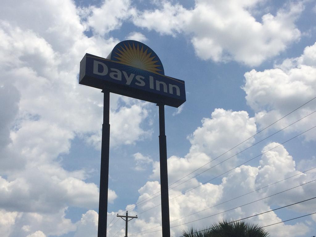 Days Inn By Wyndham Columbia Ne Fort Jackson Exterior photo